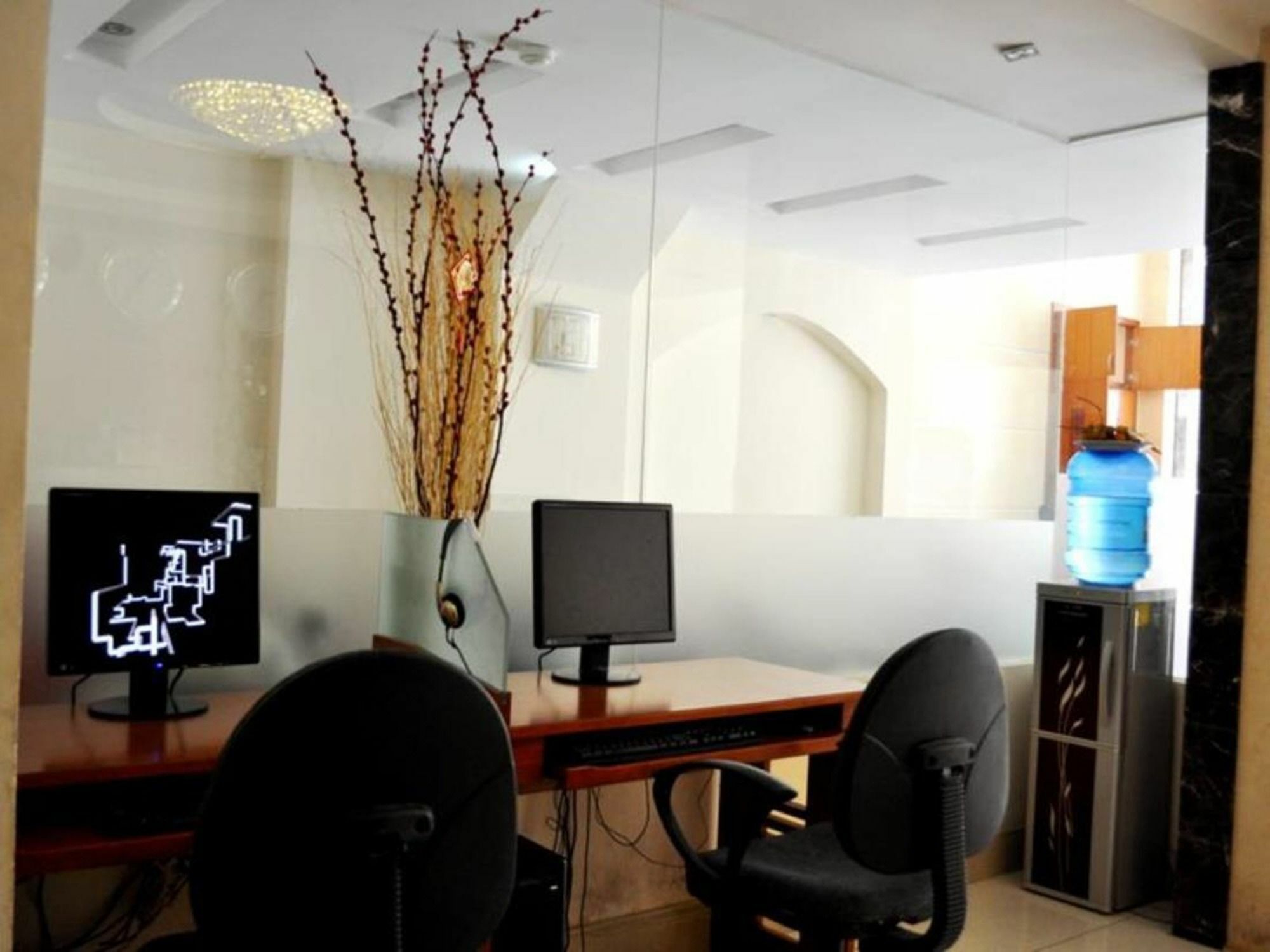 Hotel An Binh 2 Near Dam Sen Park 2*